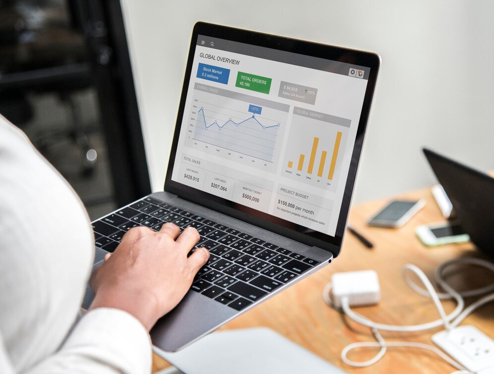 mujer de negocios trabajando en una computadora portatil 53876 163211 1